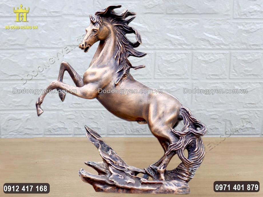 Linh vật ngựa được đ&uacute;c theo d&aacute;ng ngựa phi nước đại